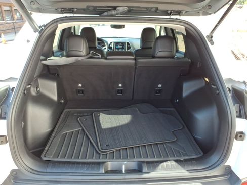 Used 2021 Jeep Cherokee Latitude Lux w/ Comfort/Convenience Group AWD/4WD image 20
