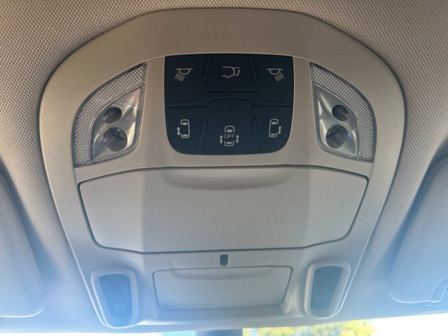Used 2023 Chrysler Pacifica Limited FWD image 32