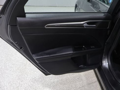 Used 2019 Ford Fusion SEL FWD image 18