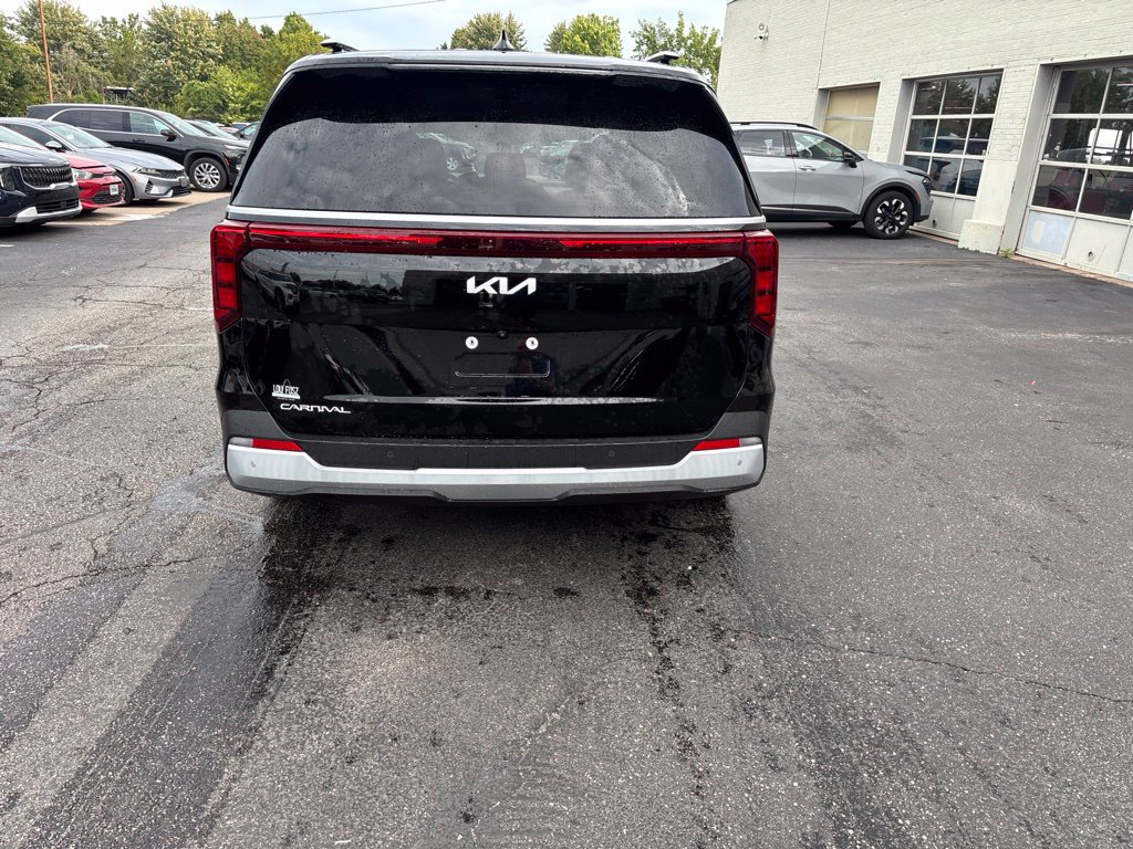 Used 2026 Kia Carnival EX FWD image 4
