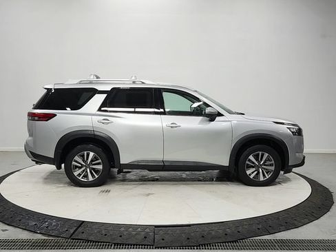 Used 2025 Nissan Pathfinder SL FWD image 8