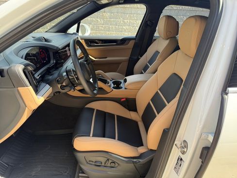 Certified 2025 Porsche Cayenne S image 5