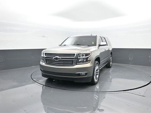 Used 2019 Chevrolet Suburban Premier w/ Premier Plus Edition image 3