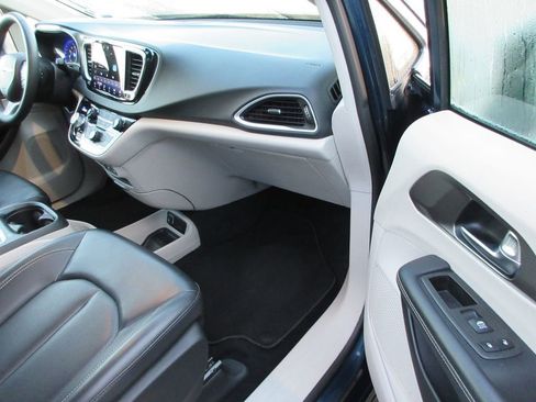 Used 2023 Chrysler Pacifica Touring-L FWD image 18