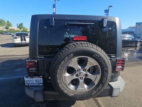 Used 2018 Jeep Wrangler Unlimited Sahara w/ Connectivity Group image 8