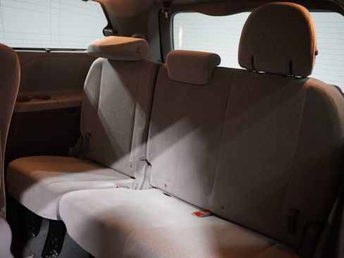 Used 2020 Toyota Sienna LE FWD image 17