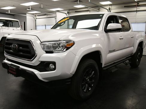 Certified 2023 Toyota Tacoma SR5 image 3