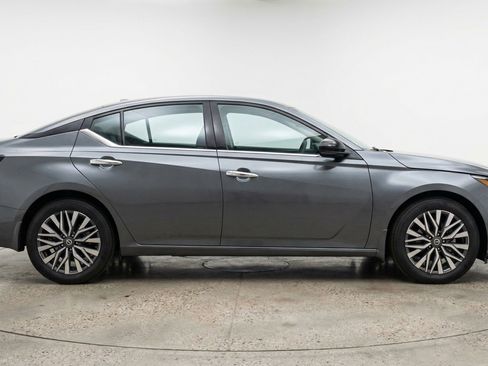 Used 2025 Nissan Altima 2.5 SV image 11