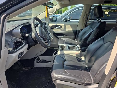 Used 2023 Chrysler Pacifica Touring-L FWD image 6