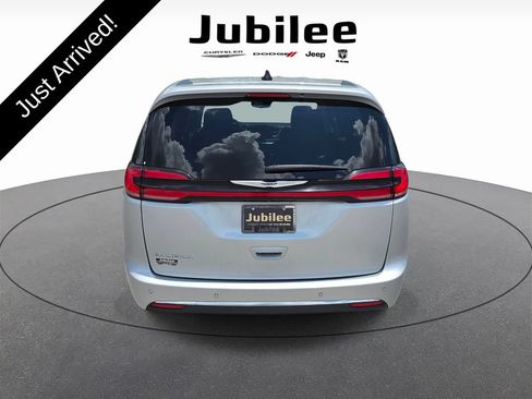 Used 2024 Chrysler Pacifica Touring-L FWD image 3