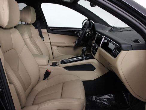 Certified 2025 Porsche Macan S image 31