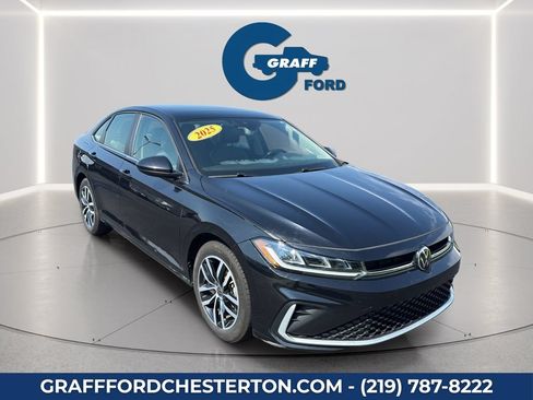 Used 2025 Volkswagen Jetta SE FWD image 4