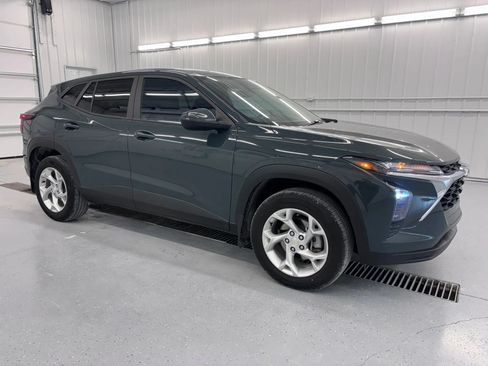 Used 2025 Chevrolet Trax LS w/ LS Convenience Package FWD image 9