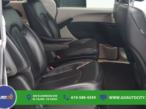Used 2024 Chrysler Pacifica Limited FWD image 13