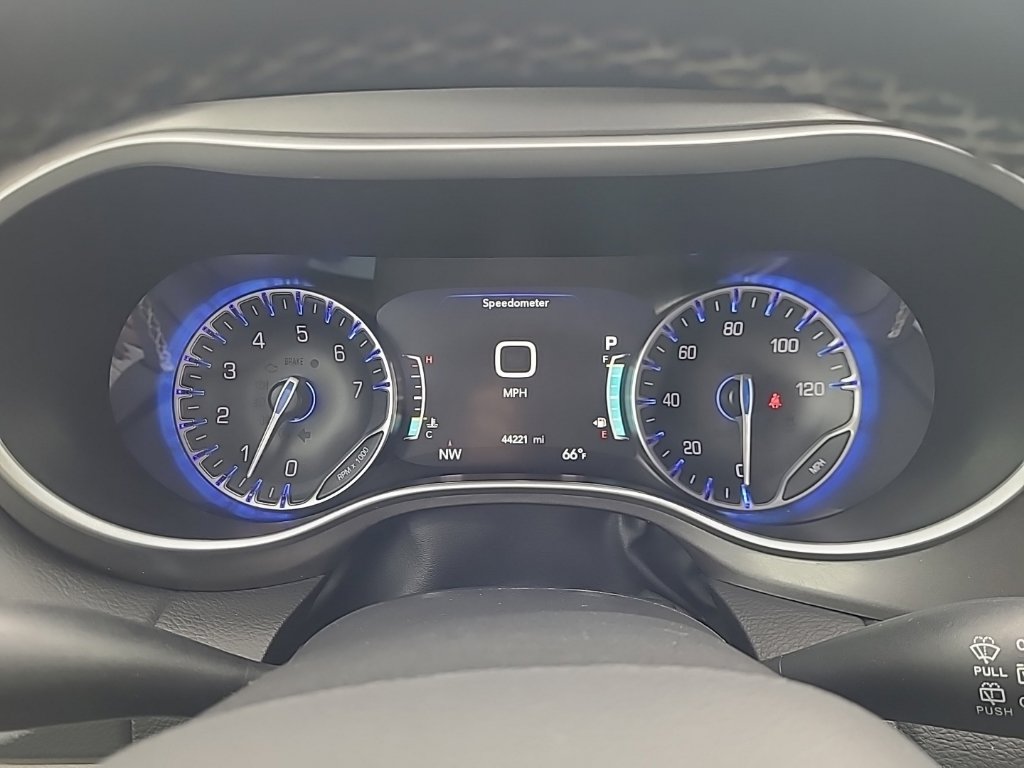 Used 2024 Chrysler Pacifica Touring-L FWD image 16