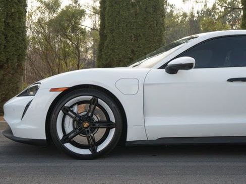 Used 2022 Porsche Taycan image 4