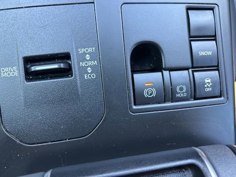 Used 2024 Toyota Highlander XLE FWD image 24