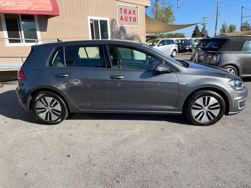 Used 2019 Volkswagen e-Golf SE w/ Driver Assistance Package image 9