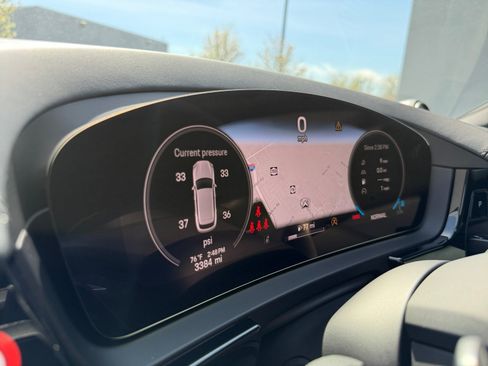 Certified 2025 Porsche Cayenne AWD/4WD image 18