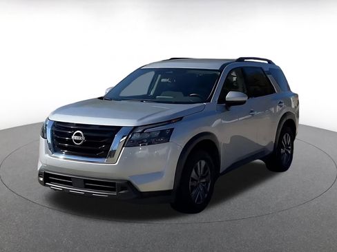 Used 2025 Nissan Pathfinder SV image 7