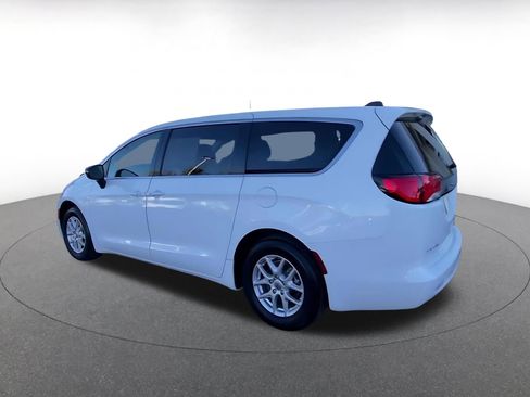 Used 2024 Chrysler Voyager LX image 10