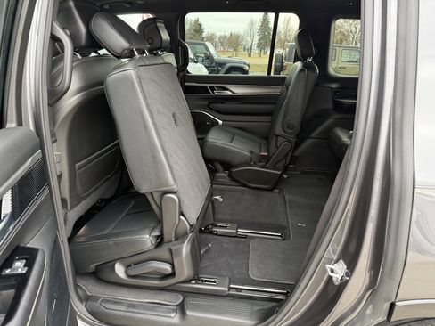 Used 2023 Jeep Wagoneer Series II image 14