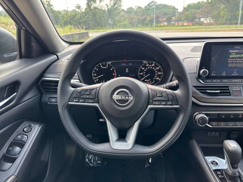 Used 2025 Nissan Altima 2.5 SV FWD image 24