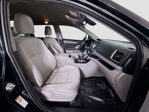 Used 2018 Toyota Highlander LE image 28