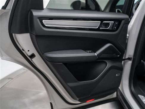 Used 2023 Porsche Cayenne Platinum Edition image 24