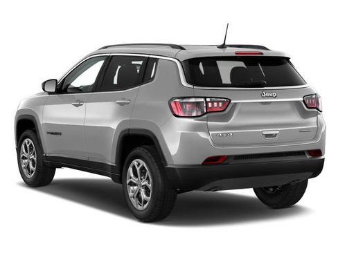 Used 2025 Jeep Compass Latitude w/ Altitude Special Edition AWD/4WD image 2