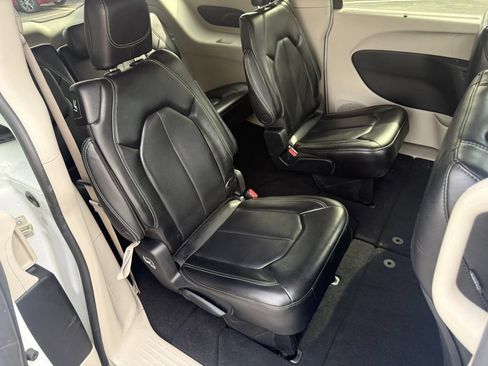 Used 2023 Chrysler Pacifica Touring-L FWD image 55