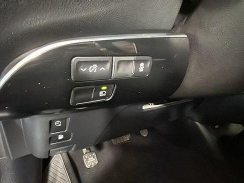 Used 2019 Toyota Prius Prime Premium FWD image 17
