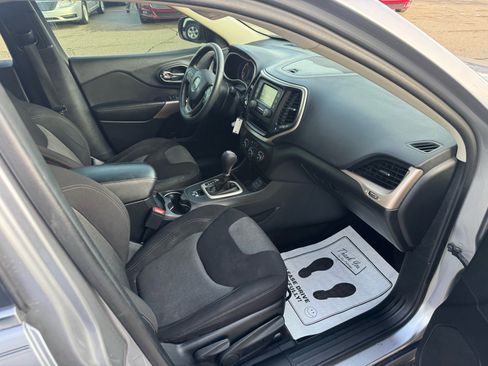 Used 2018 Jeep Cherokee Latitude image 11