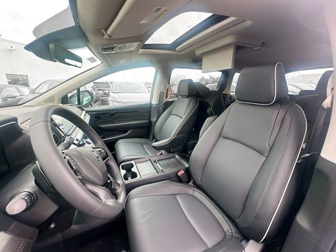 New 2026 Honda Odyssey Touring image 4