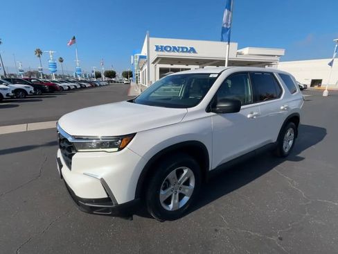 Used 2023 Honda Pilot LX image 4