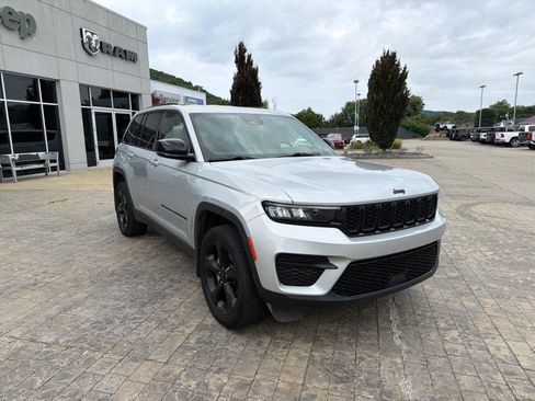 Used 2023 Jeep Grand Cherokee Altitude AWD/4WD image 2