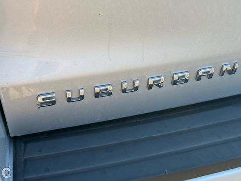 Used 2020 Chevrolet Suburban LT RWD image 11