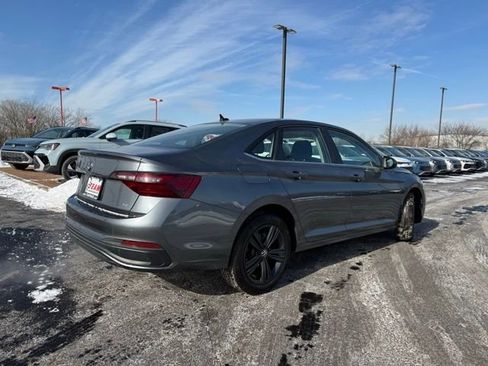 Used 2024 Volkswagen Jetta SE w/ Panoramic Sunroof Package image 8