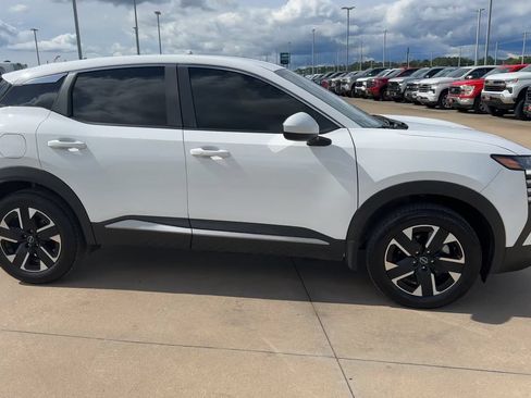 Used 2025 Nissan Kicks SV AWD/4WD image 2