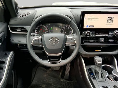Used 2024 Toyota Highlander XSE FWD image 6
