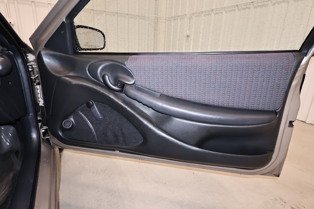 Used 2002 Pontiac Sunfire SE w/ Sun & Sound Pkg FWD image 13