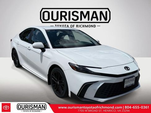 Used 2025 Toyota Camry SE w/ Convenience Package FWD image 1