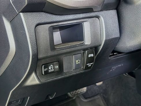 Used 2018 Toyota Tacoma SR5 RWD image 12