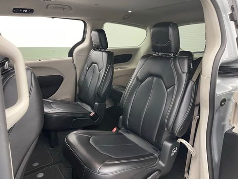 Used 2024 Chrysler Pacifica Touring-L FWD image 38