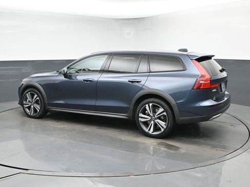 Used 2025 Volvo V60 B5 Cross Country Plus AWD/4WD image 7