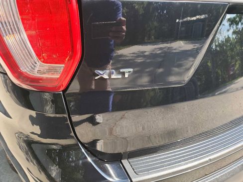 Used 2018 Ford Explorer XLT w/ Equipment Group 202A image 5