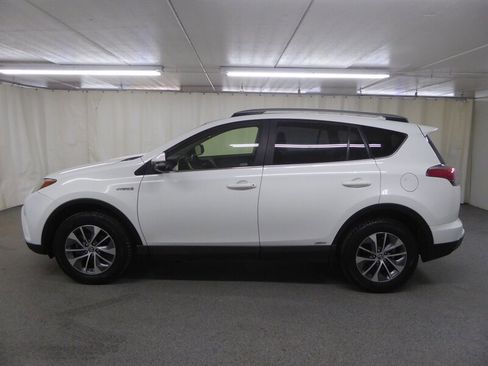 Used 2018 Toyota RAV4 LE image 4