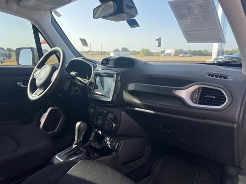 Used 2018 Jeep Renegade Latitude FWD image 13