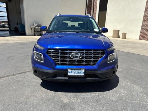 Used 2022 Hyundai Venue Limited FWD image 2