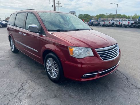 Used 2013 Chrysler Town & Country Touring-L w/ Driver Convenience Group FWD image 3